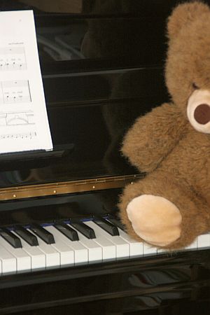 Klavier mit Teddy